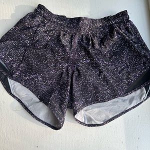 EUC Lululemon Hotty Hot shorts 4”